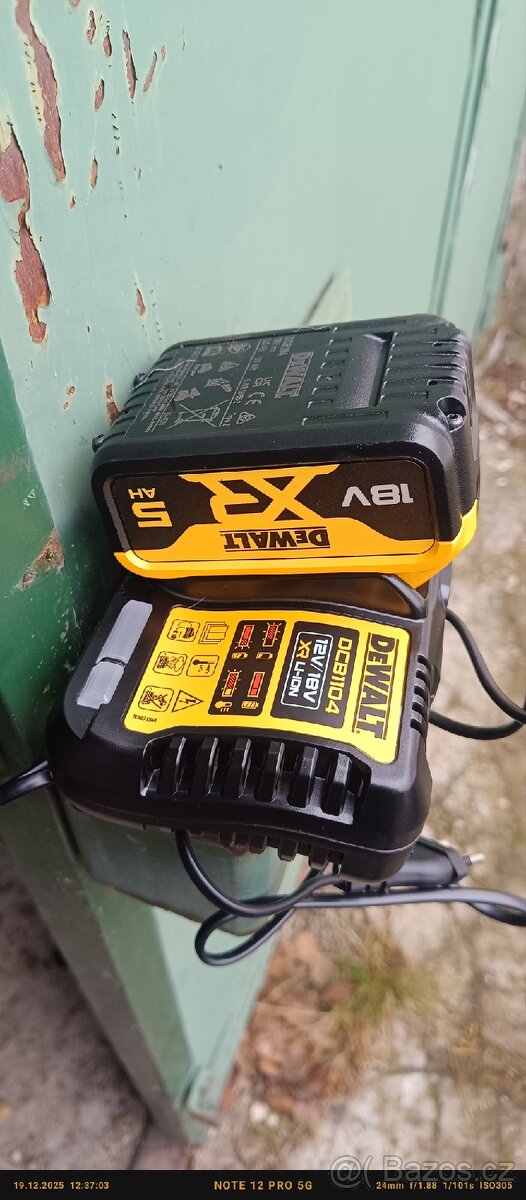 Nabíječka a nová baterie DeWALT 5 ah 18 v