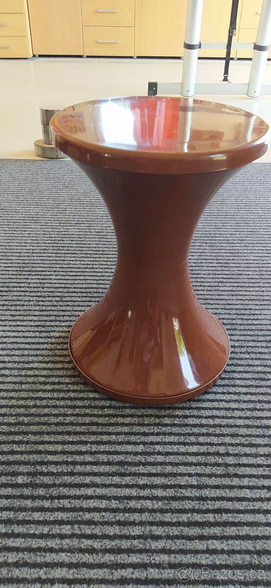 Stojan pod kvetinace