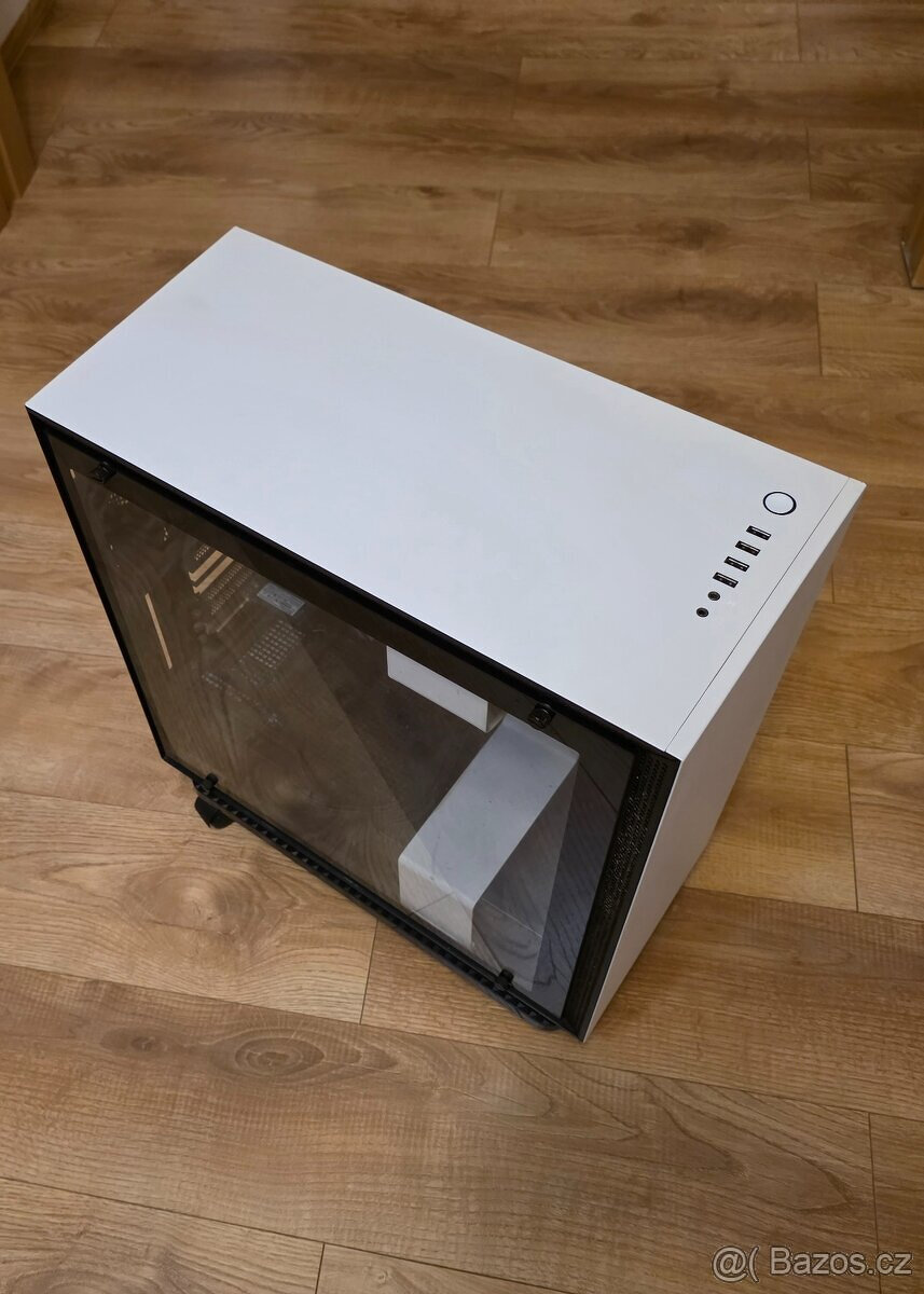 NZXT H700 bílá