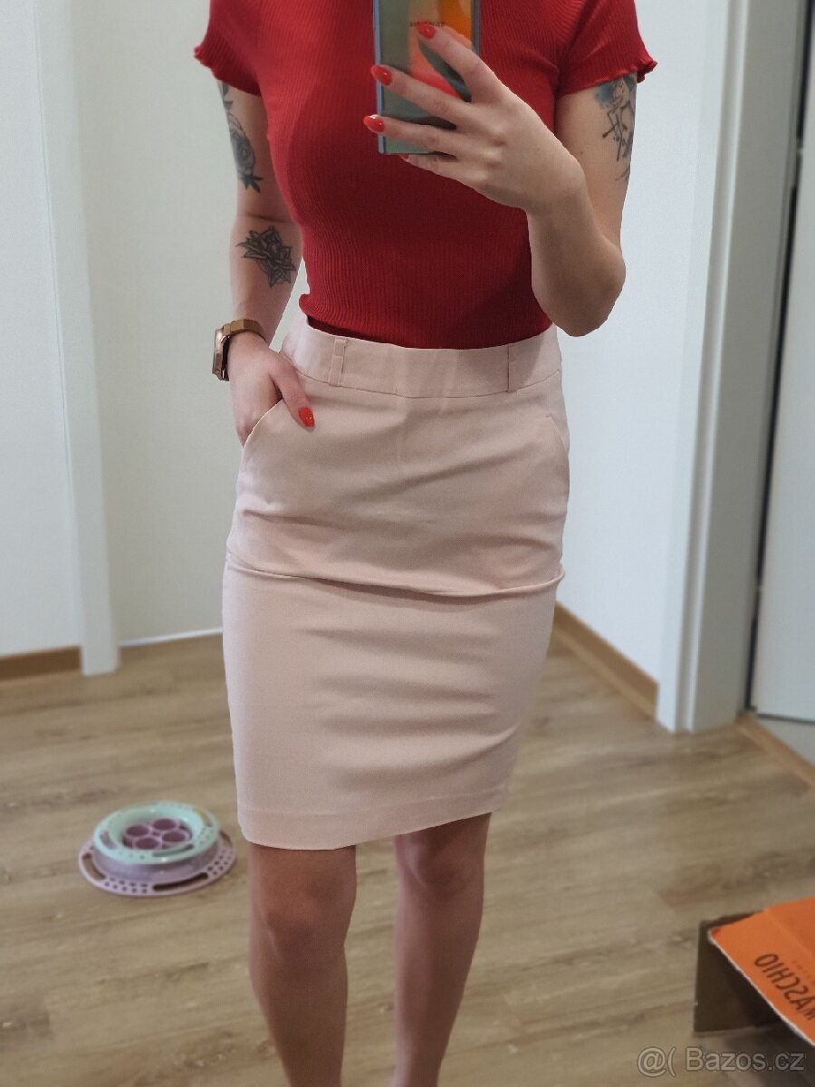 Světle růžová pouzdrová sukně
