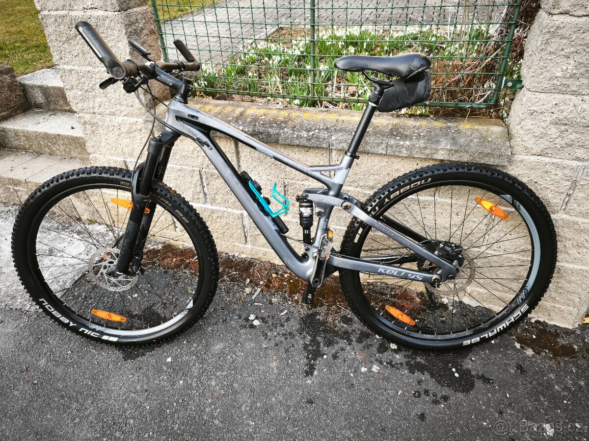 KELLYS Slanger 30 celoodpružené karbonové horské kolo 29