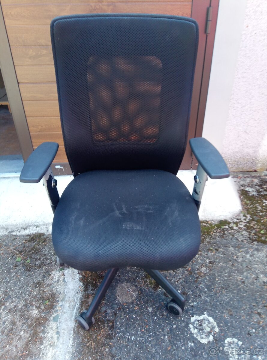 Černá kancelářská židle 2