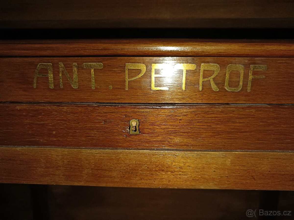 Piano Petrof