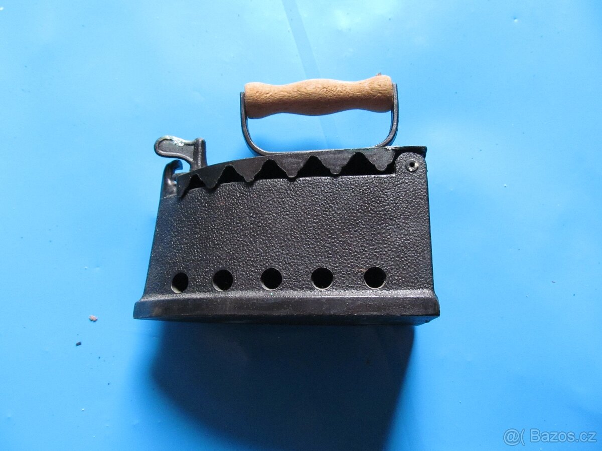 plechová žehlička