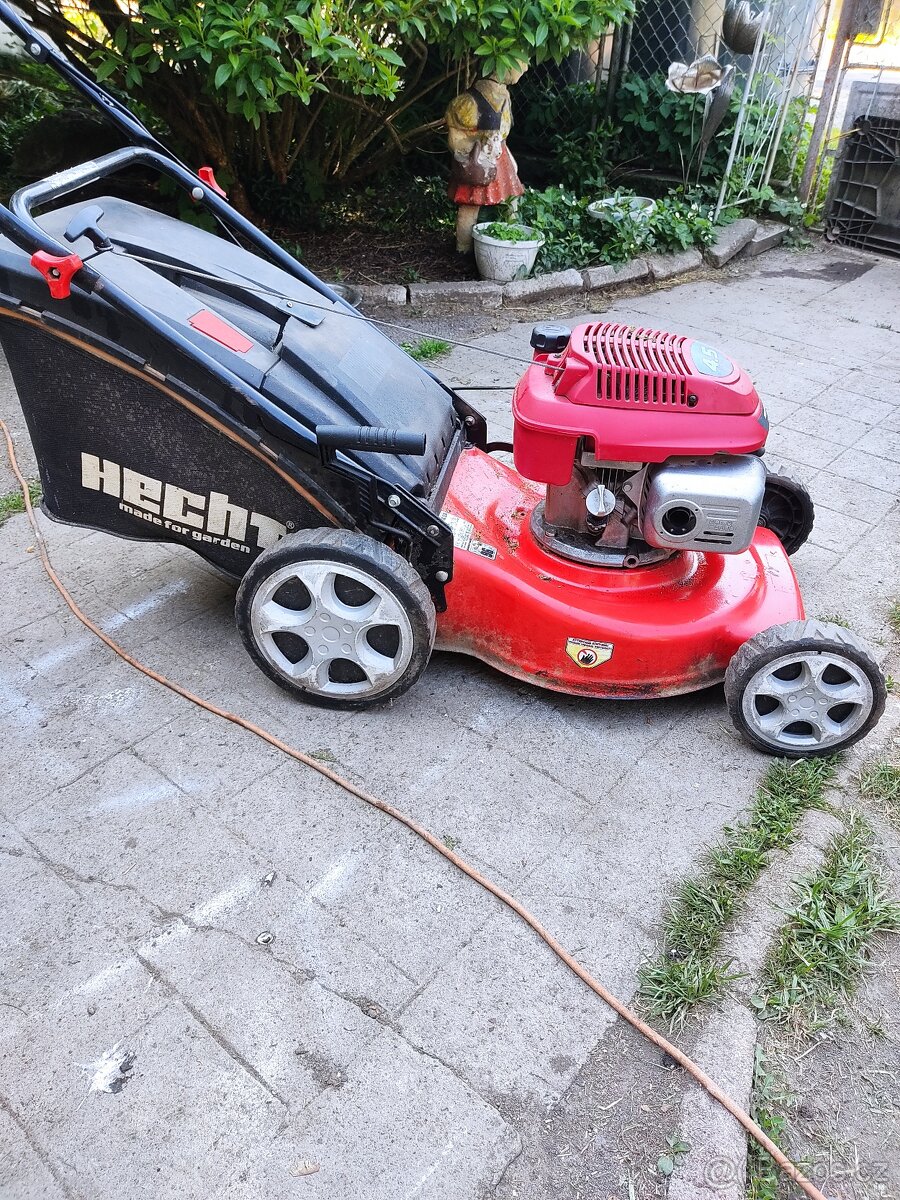 benzínová sekačka na trávu