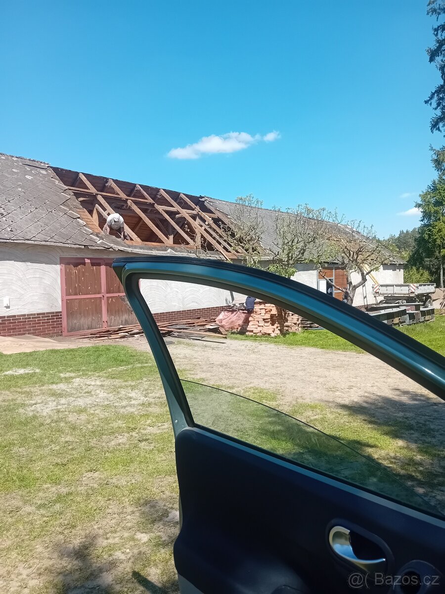 Staré trámy a rozebrání starých střech stodol