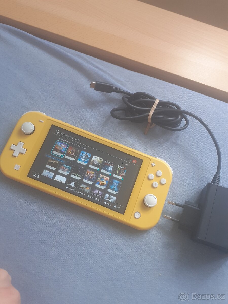 Nintendo switch lite + 256gb 20 hrama na sd kartě pres účet