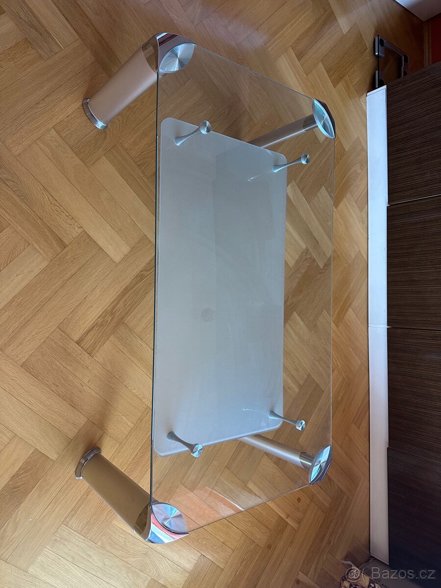 Skleněný konferenční stolek