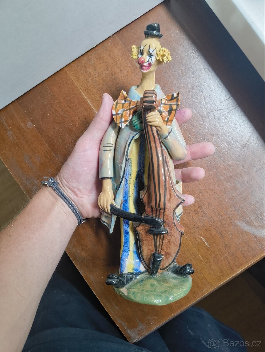 Figurka klauna s kontrabasem