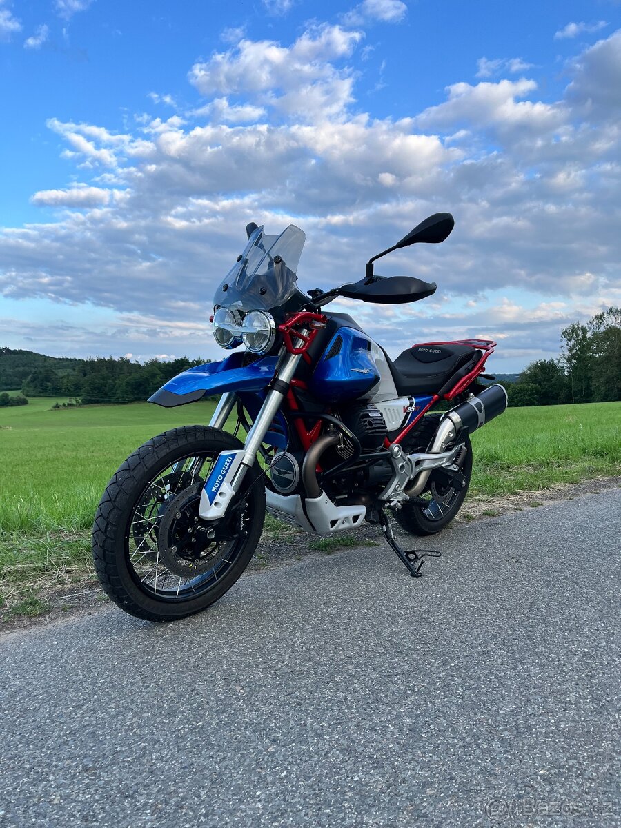 Moto Guzzi V85 TT 2023 po servisu, stále v záruce