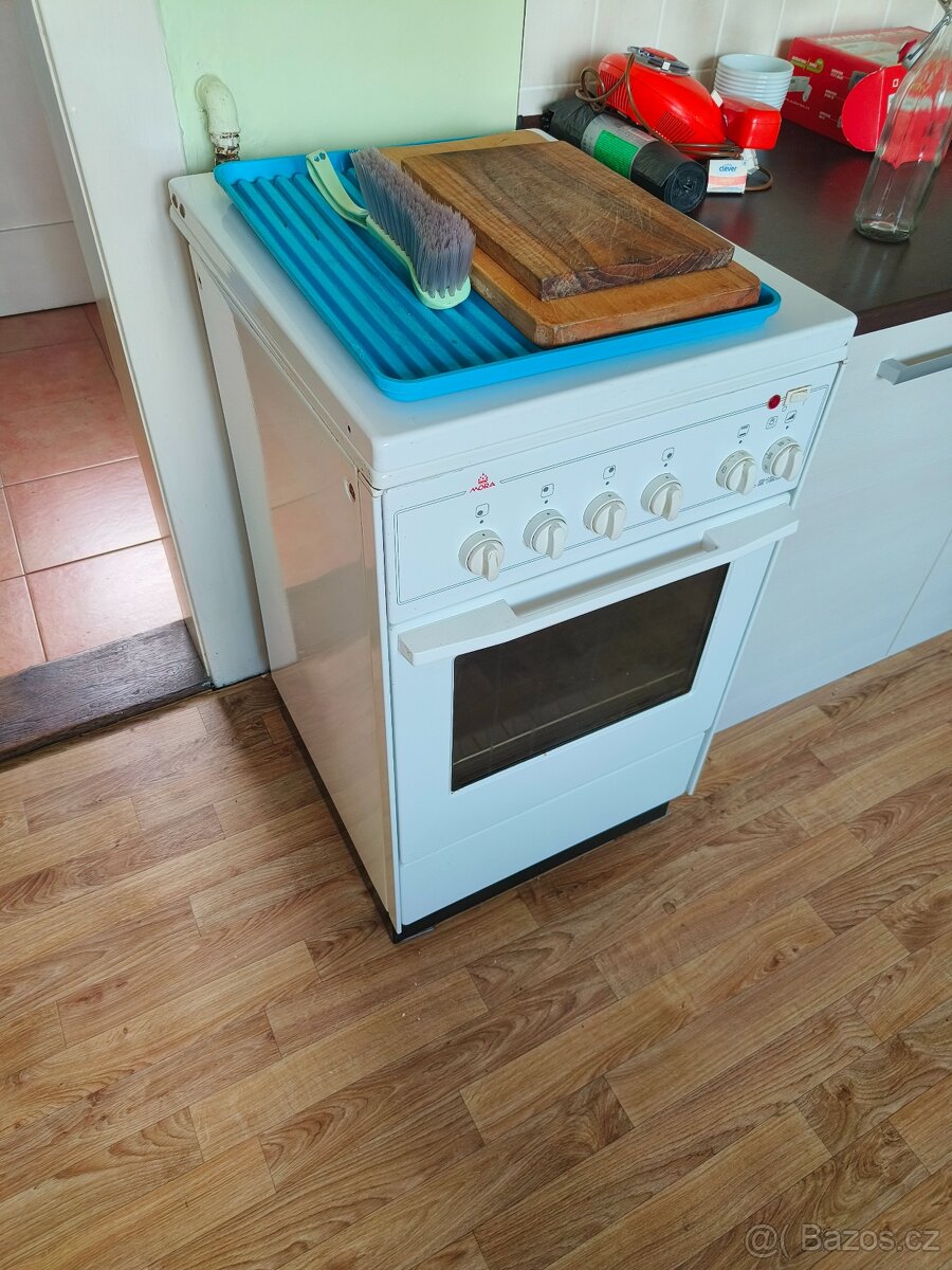 Plynový sporák s elektrickou troubou