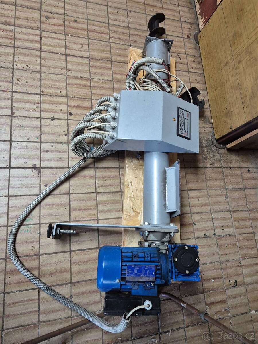 Násypka + podávací šnek a řízení ke kotli Viadrus Herkules D