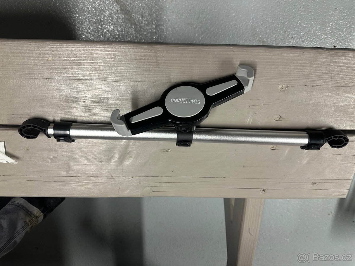 Držák na tablet do auta mezi sedačky.