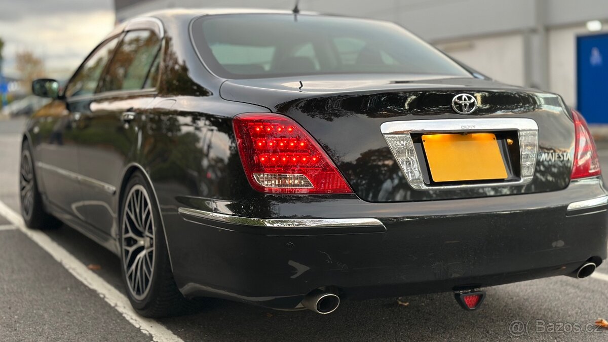 Toyota Crown Majesta V8