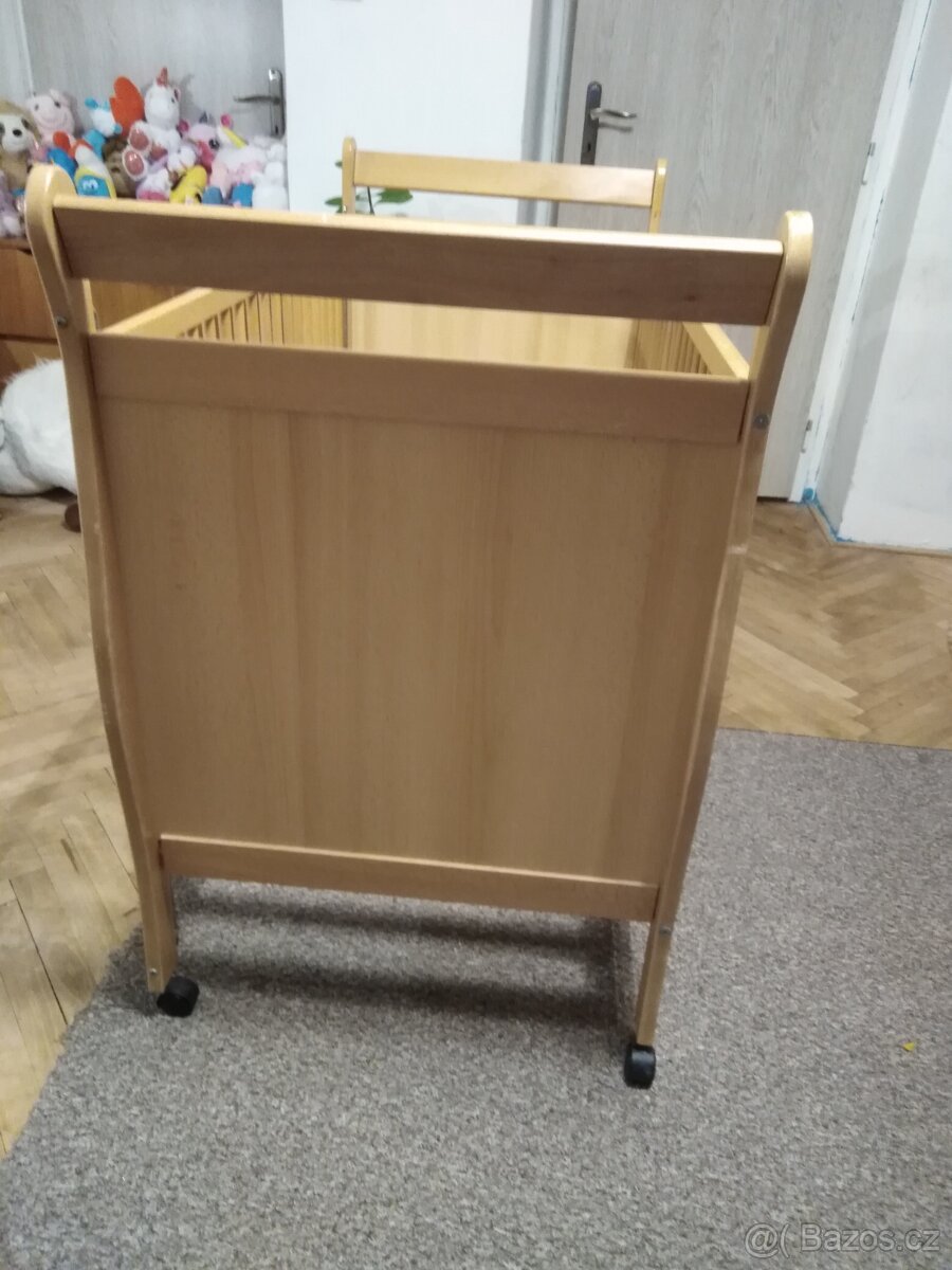 Dřevěná postýlka