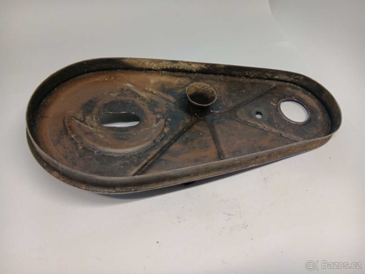 Kryt primárního převodu Royal Enfield.