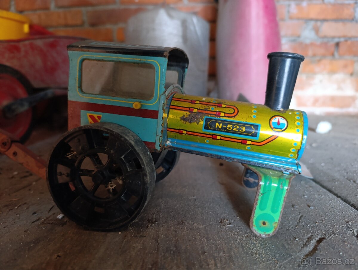 Plechové staré hračky.