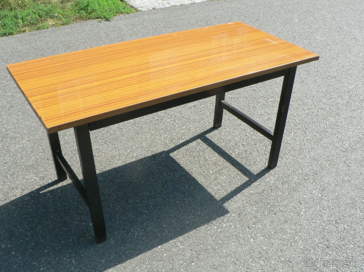 Konf.stolek, závěs.talíř, lampa, pánská bunda,ant.kabel, aj.