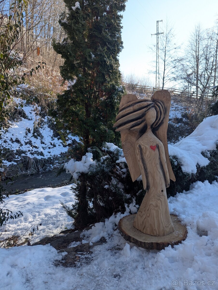 Dřevěná socha - andělka ve větru