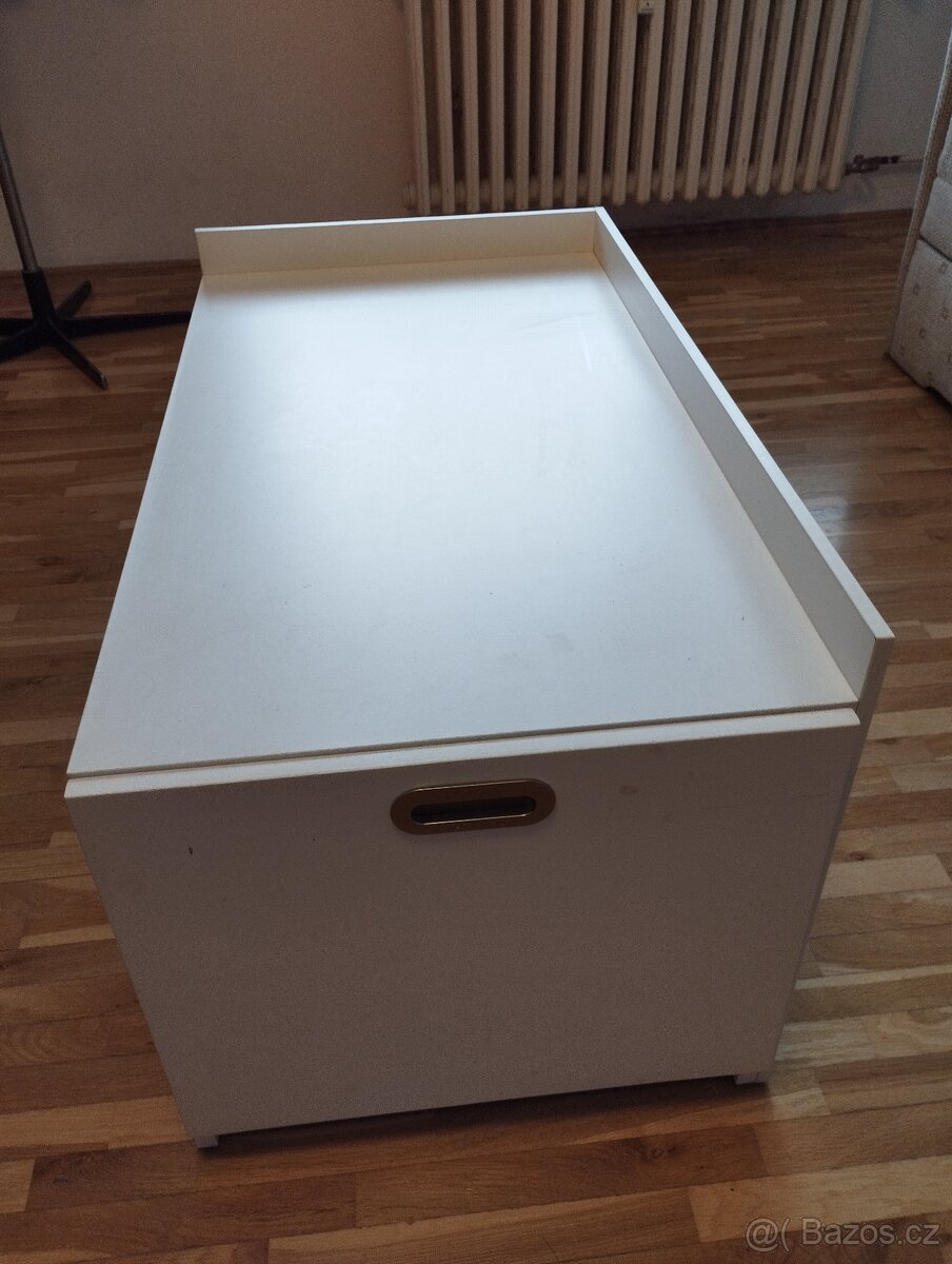 Velký noční stolek se šupletem