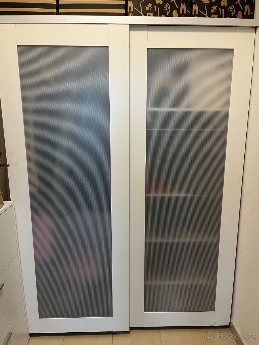 Šatní skříň IKEA s posuvnými dveřmi