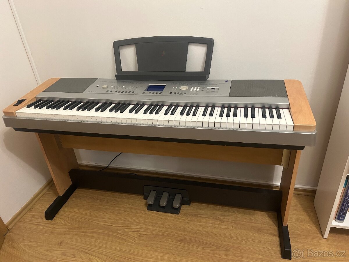 Klavír Yamaha DGX-640