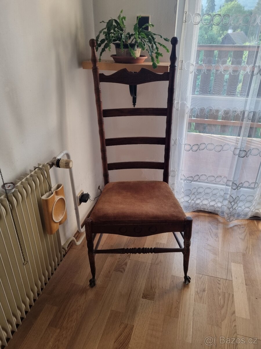Antic chair