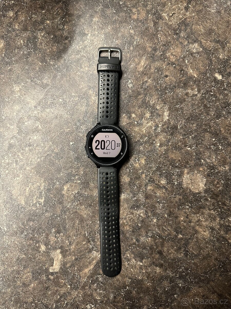 Chytré hodinky GARMIN FORERUNNER 235 černé