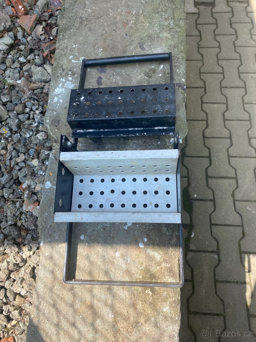 lis na papírové cihly