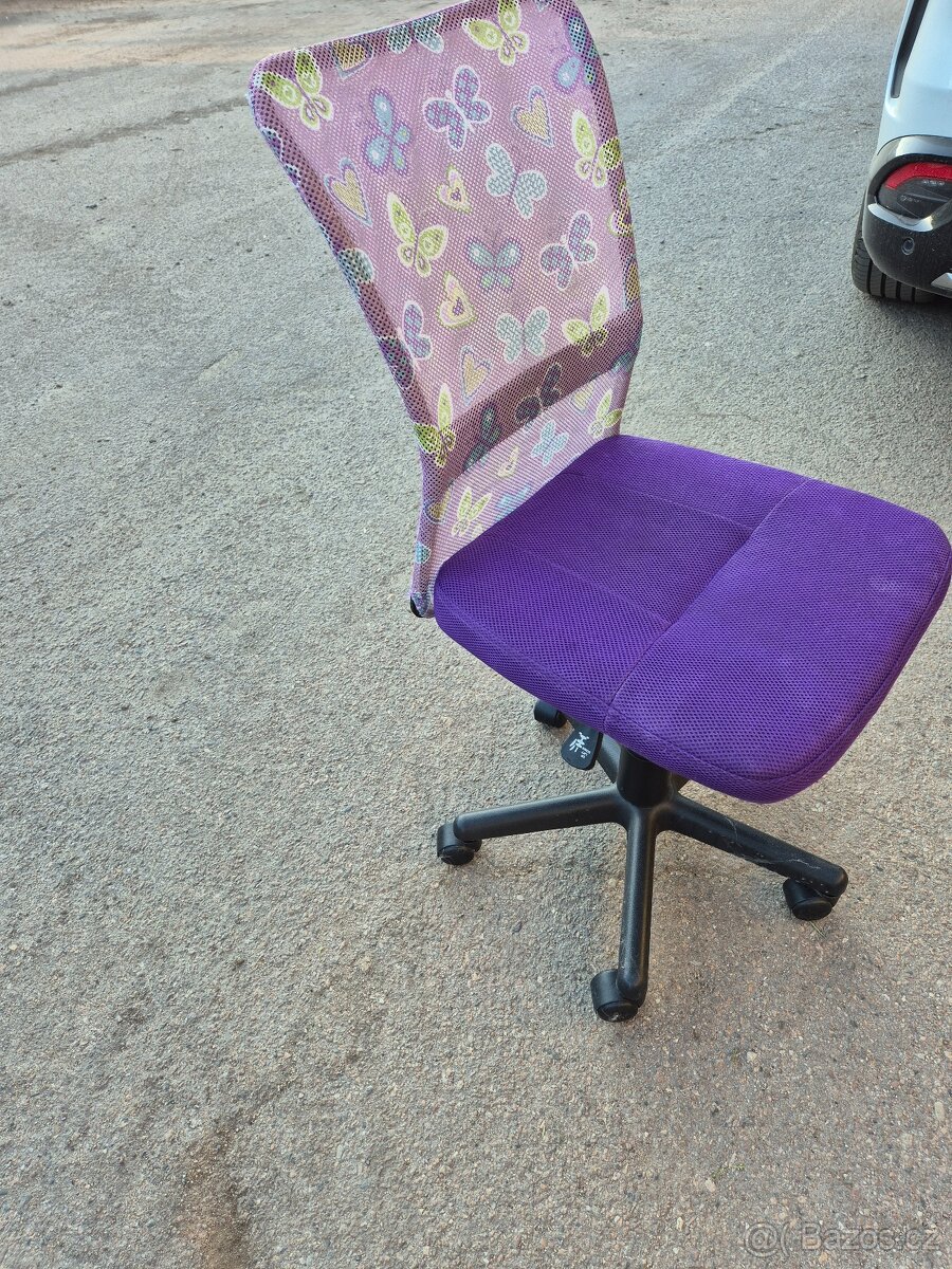 Detska zidle k psacím stolu.