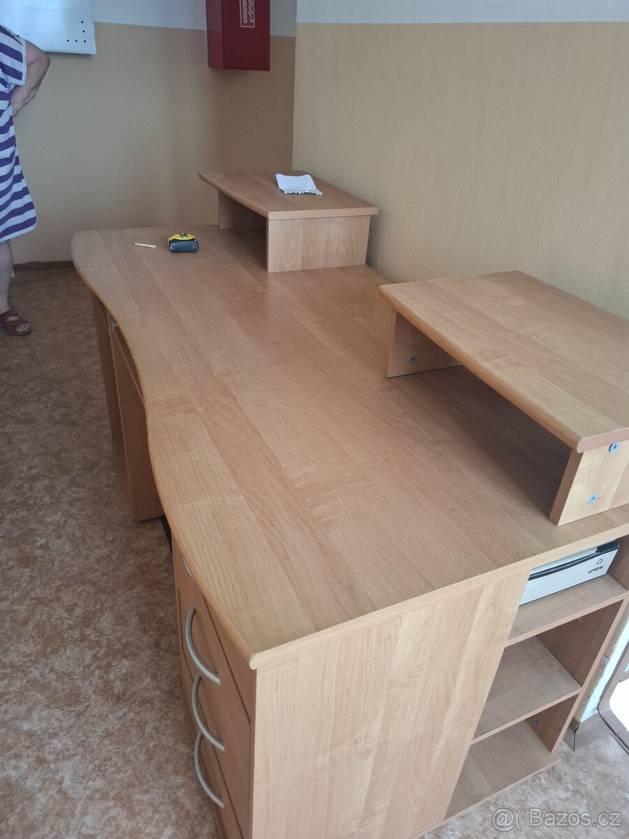 Pracovni stůl