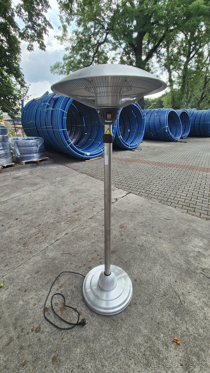 Výkonný vertikální elektrický ohřívač na terasu