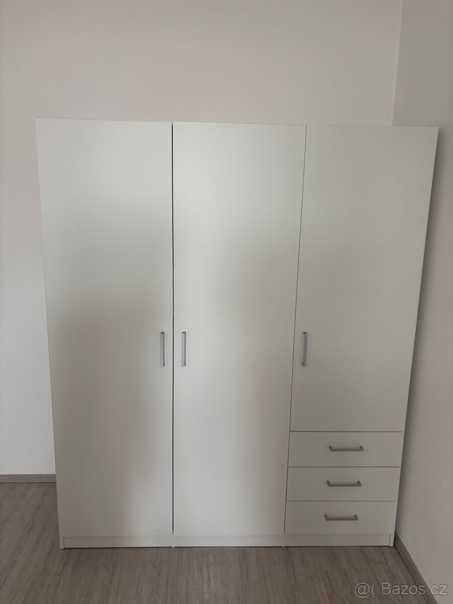 Bílá skříň 145 × 176 cm – 3 dveře, 3 zásuvky