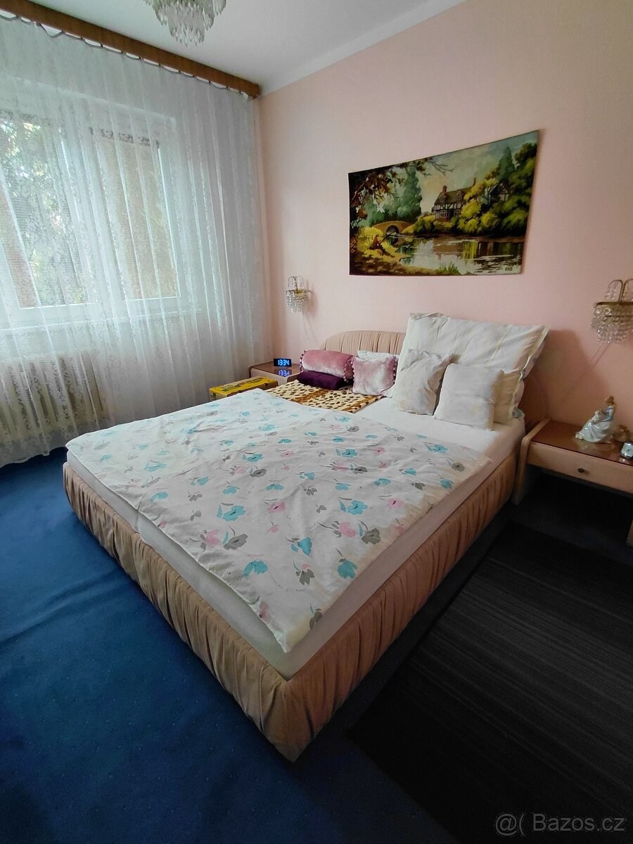 Manželská postel a noční stolky