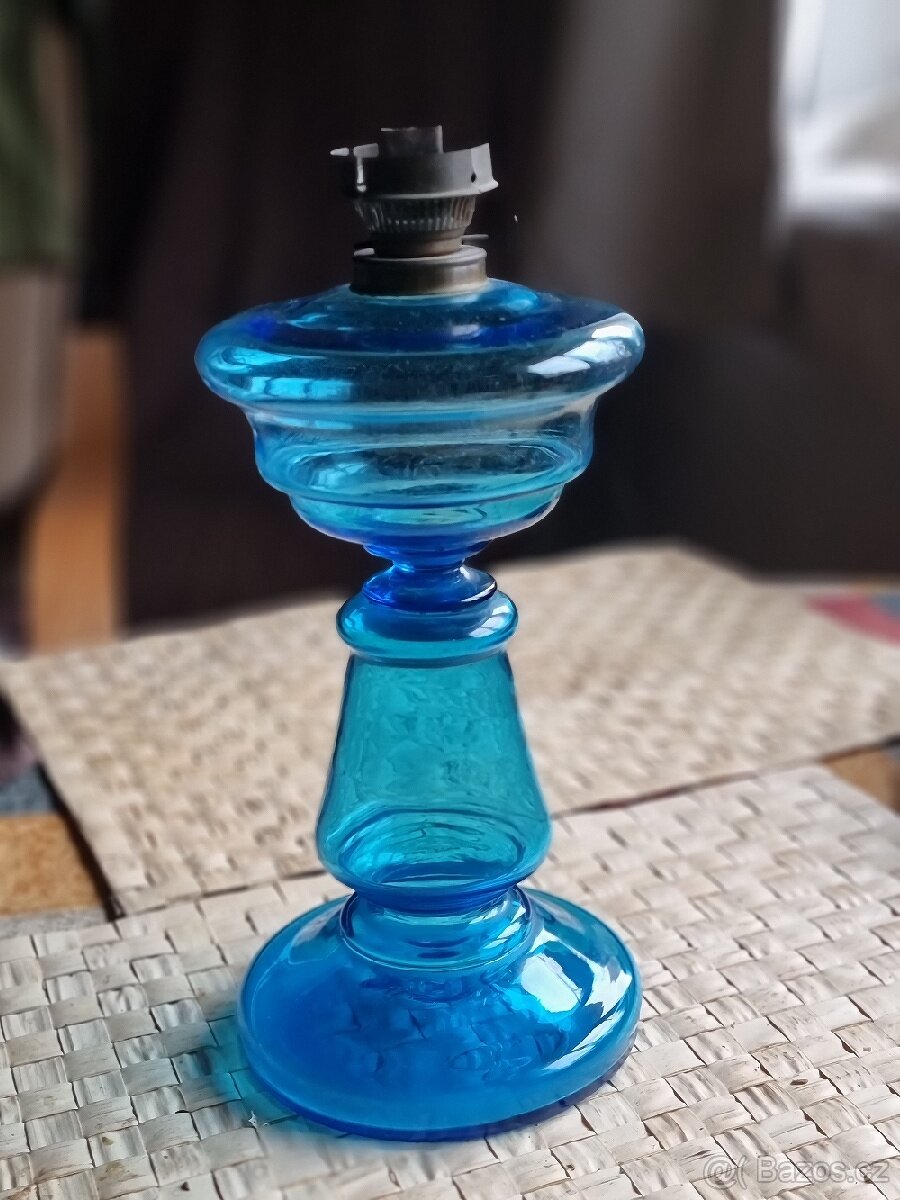 Skleněná petrolejka, modré foukané sklo