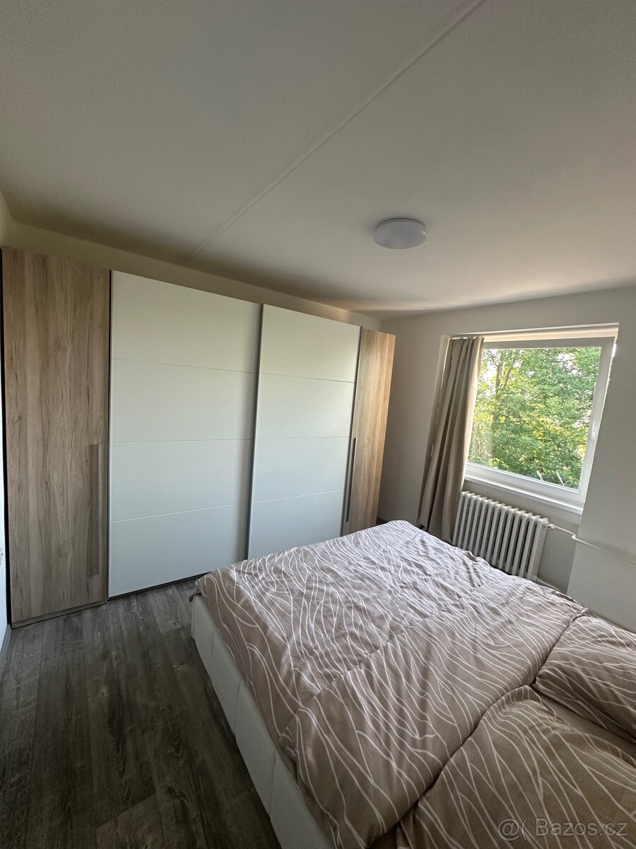 Obytná šatní skříň s posuvnými dveřmi JOKER,šířka 315cm