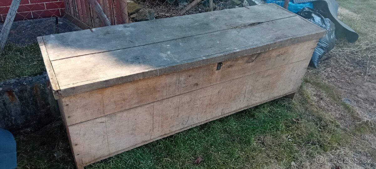 Starožitná dřevěná truhla