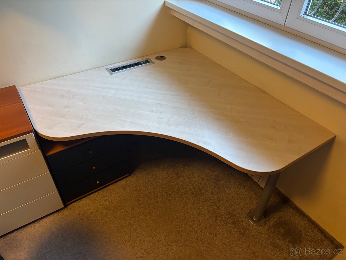 Rohový psací stůl