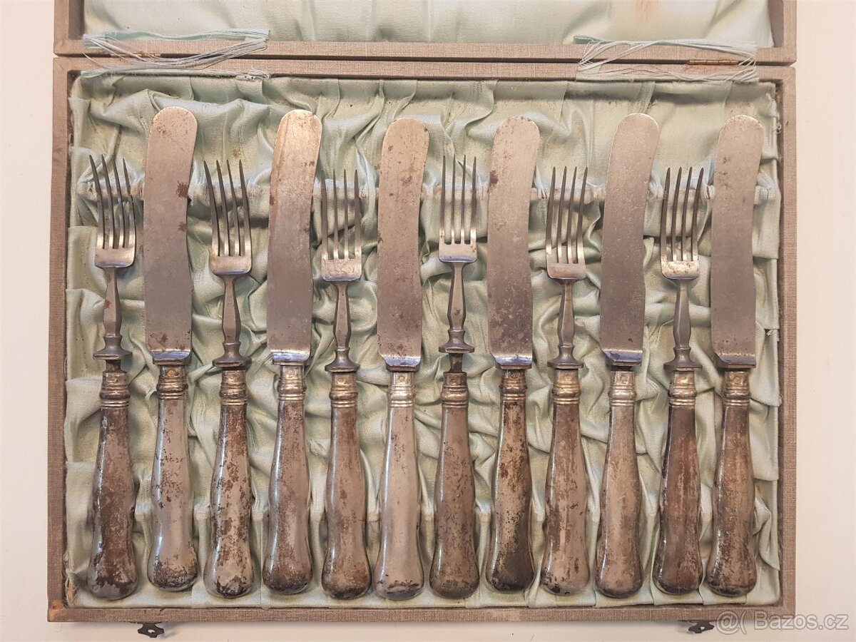 starožitná sada stříbrných příborů
