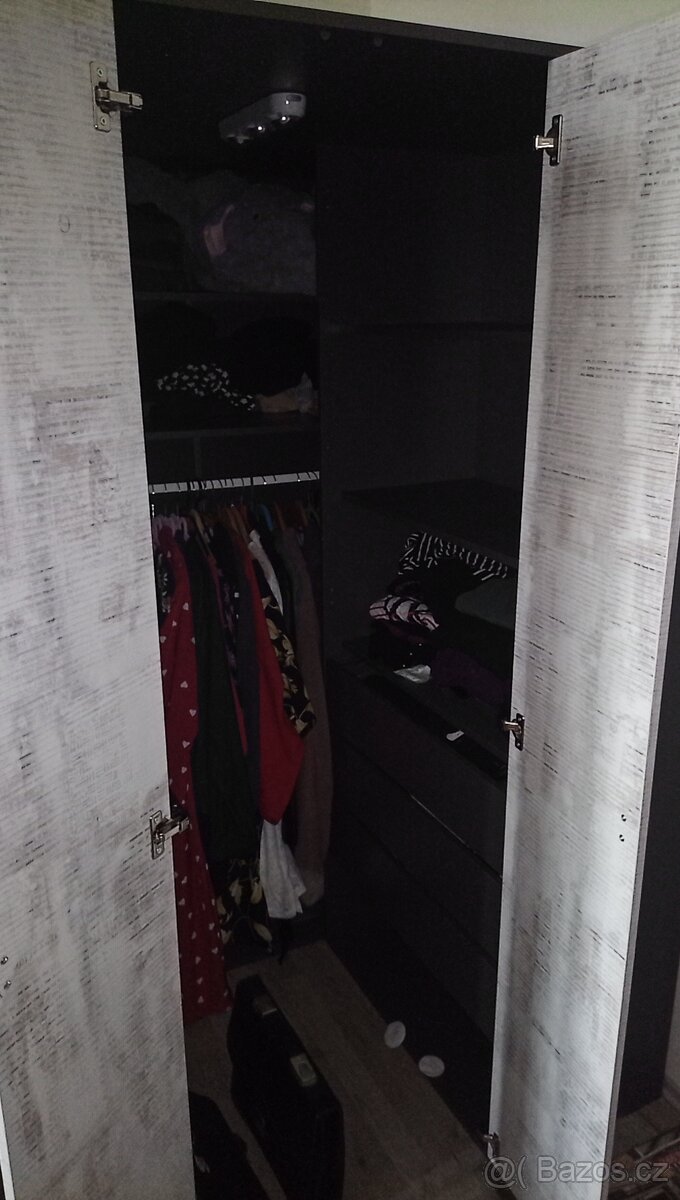 Prodám asko rohovou skříň.