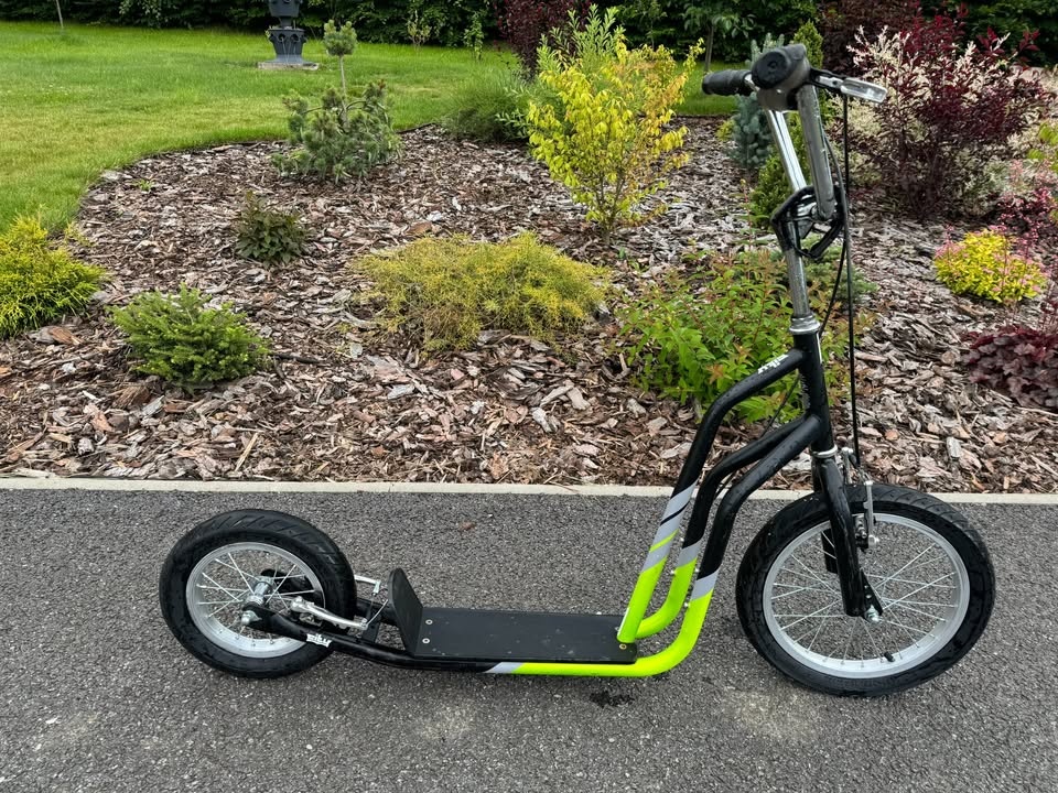 Koloběžka Yedoo City 16" / 12" - černo/zelená