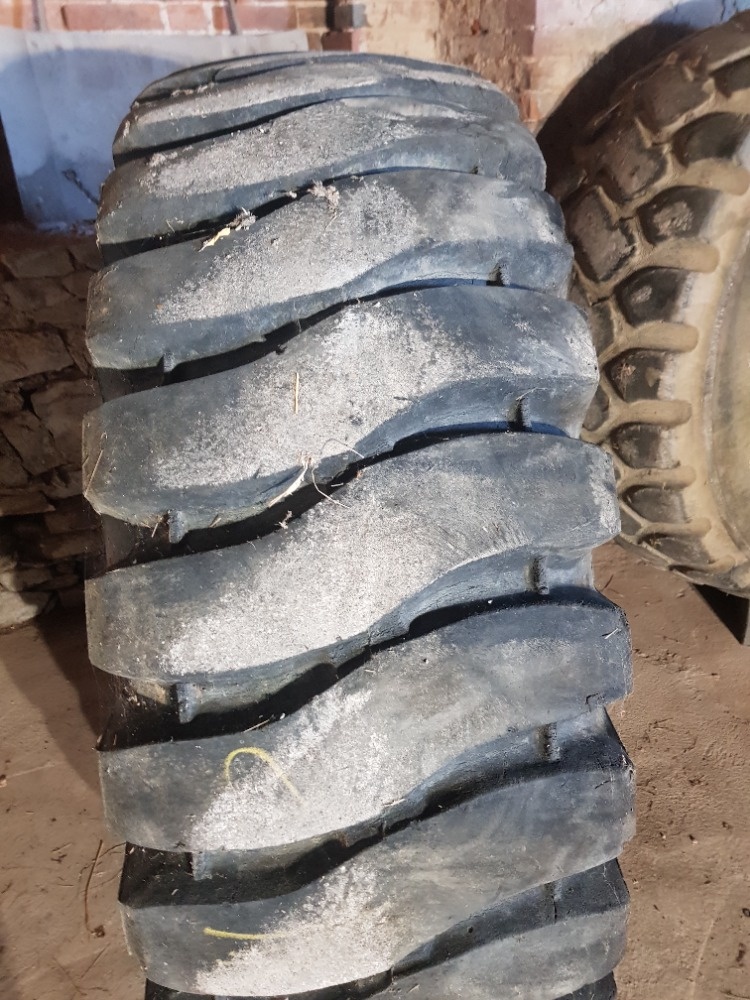 Obří EM OTR industriální pneumatiky
