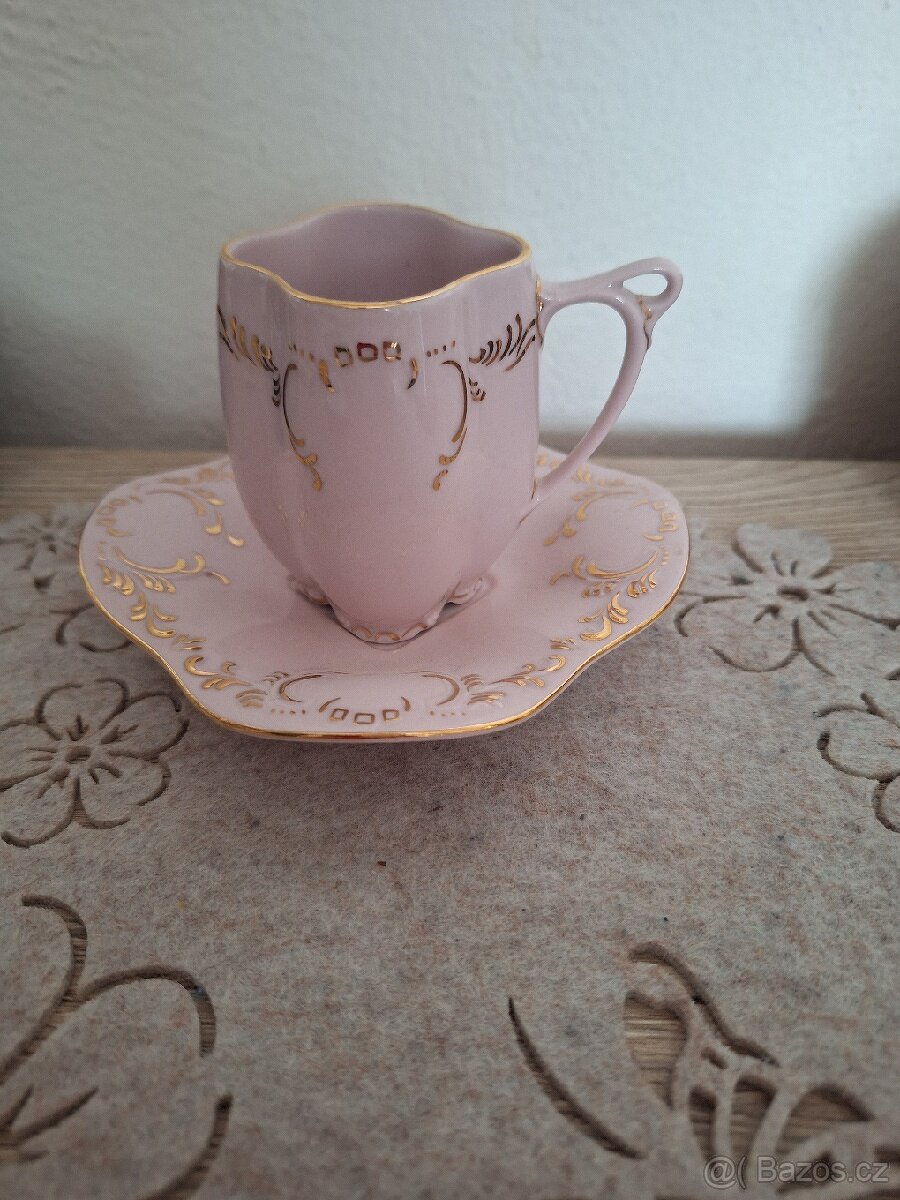 Šálek z růžového porcelánu