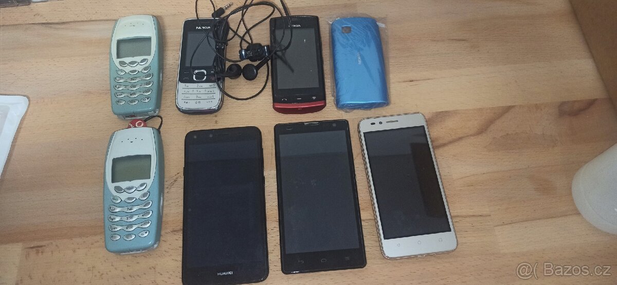 Staré mobilní telefony Nokia Huawei 7 ks