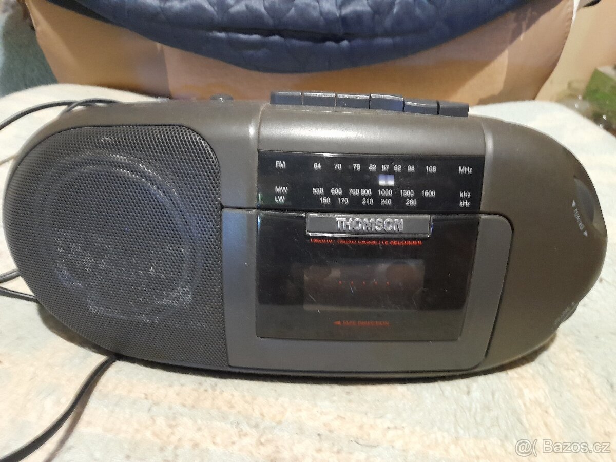 Prodám staré rádio s kazetakem Thomson -