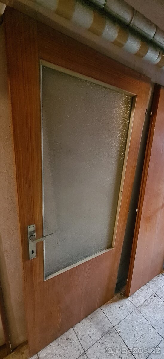 Prodám staré dveře 80 levé 2ks, 80 pravé 1ks, 60 pravé 2ks