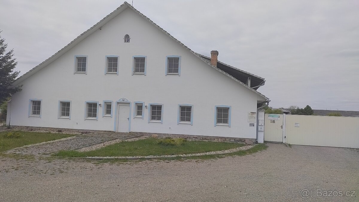 Přenechám pronájem Statku , včetně Sálů , bytů, hal, stájí,