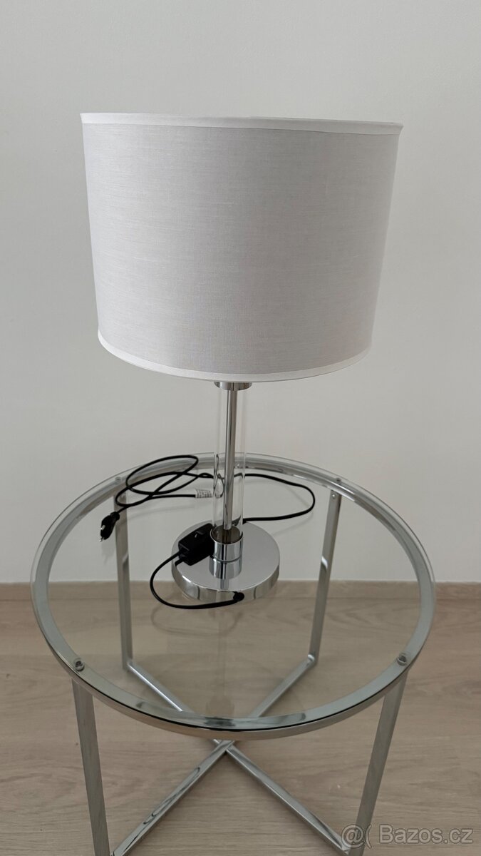 Stříbrná stolní lampa