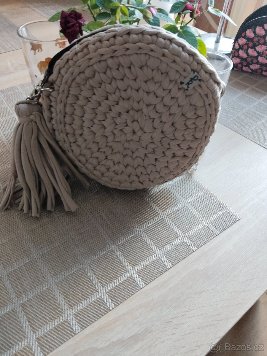 háčkovaná kabelka