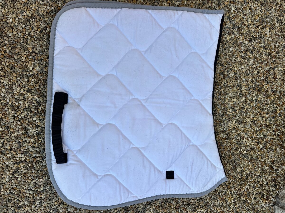 Bílá drezurni decka equiline vel full